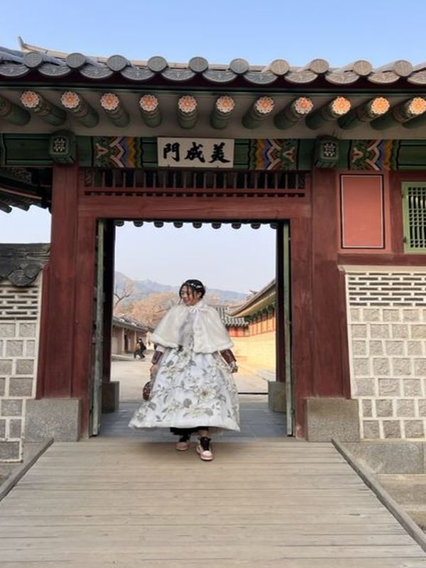 Janice in hanbok at a Korean palace